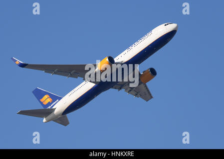 Icelandair Boeing 767-319ER TF-N EST PAS décoller de l'aéroport Heathrow de Londres, dans le ciel bleu Banque D'Images