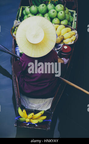 Marché flottant de Damnoen Saduak, une femme vendant des biens à partir de bateaux dans floating market Banque D'Images