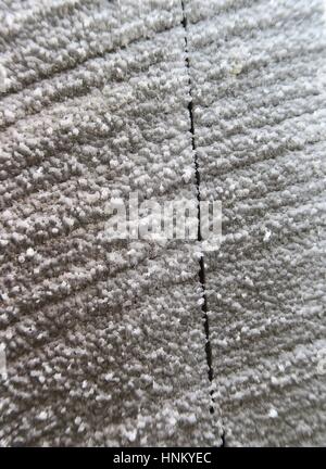 Gros plan de la surface glacée granuleuse avec fente ou fissure verticale et des lignes de structure radiale Banque D'Images