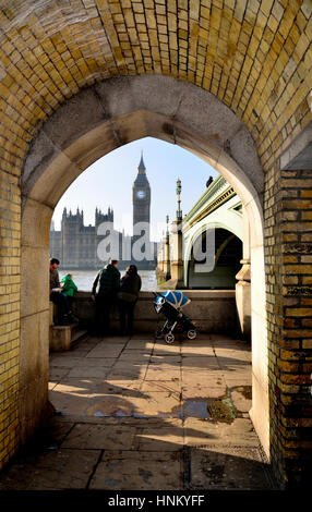 Londres, Angleterre, Royaume-Uni. Big Ben et les chambres du Parlement vu à travers une arche sous le pont de Westminster Banque D'Images