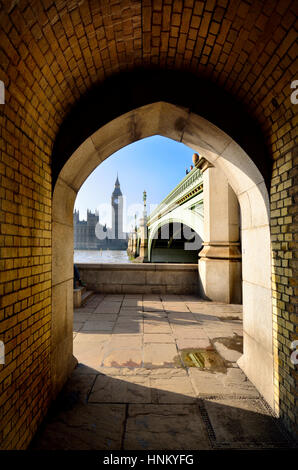 Londres, Angleterre, Royaume-Uni. Big Ben et les chambres du Parlement vu à travers une arche sous le pont de Westminster Banque D'Images