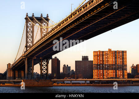 Pont de Brooklyn Manhattan prises à l'échelle vers Manhattan en début de soirée au coucher du soleil Banque D'Images