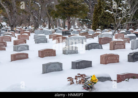 Montréal, Canada - le 23 décembre 2016 : Des tombes dans le Cimetière Mont-Royal sous le poids de la neige Banque D'Images