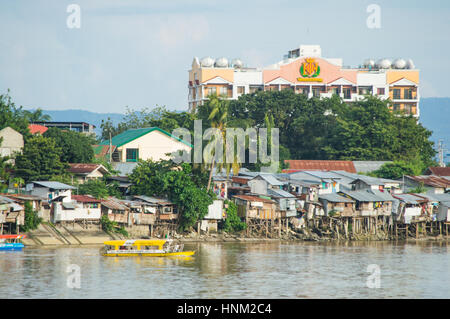 River ferries et taudis le long Bangkerohan River, Davao, Philippines, Davao del Sur Banque D'Images