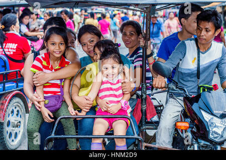 Dans la famille des taudis en tricycle par Bangkerohan River, Davao, Philippines, Davao del Sur Banque D'Images