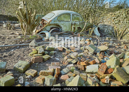 Voiture à l'abandon dans une vieille ferme Banque D'Images