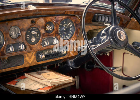 Tableau de bord de voiture vintage avec noyer et chrome Banque D'Images