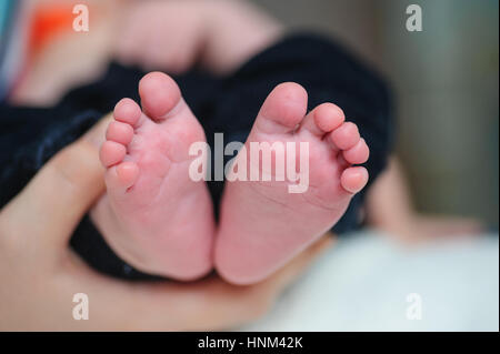 Mère hands holding baby Banque D'Images