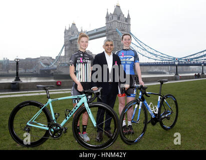 Maire de Londres Sadiq Khan avec l'or olympique médaillée vélo Katie Archibald (à droite) et coureur cycliste professionnel Abi van Twisk, qui fait de la chute de l'équipe de cyclisme, lors d'un photocall pour prévisualiser les 2017 Women's Cycling Tour à Tower Bridge, Londres. Banque D'Images