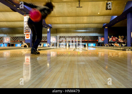 Femme lance boule de bowling, Plaza mayor, Malaga, Espagne. Banque D'Images