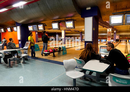 Les jeunes au centre de bowling, des voies, de la Plaza Mayor, Malaga, Espagne. Banque D'Images