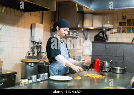 Okonomiyaki en préparation dans un restaurant à Hiroshima, Japon Banque D'Images