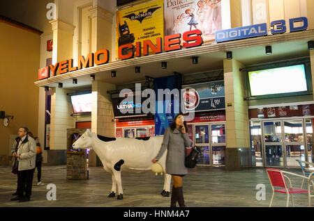 Complexe cinéma Ciné Yelmo, montrant entrée avec les films à l'affiche. Centre Commercial, la Plaza Mayor, Malaga, Espagne Banque D'Images