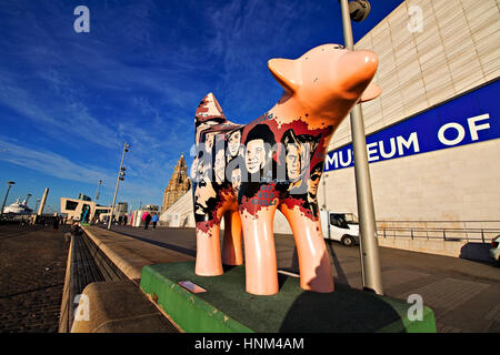 LIVERPOOL UK 5 janvier 2017. Superlambanana sculpture sur Liverpool Waterfront. La Super Banane Agneau sculptures sont réparties dans toute la ville Banque D'Images