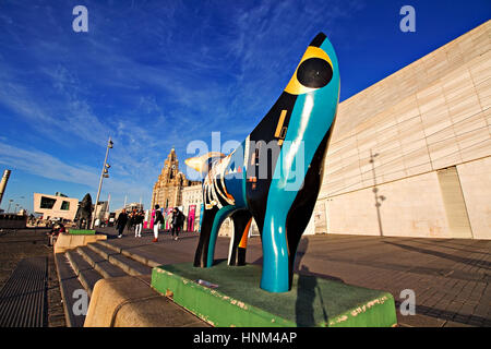 LIVERPOOL UK 5 janvier 2017. Superlambanana sculpture sur Liverpool Waterfront. La Super Banane Agneau sculptures sont réparties dans toute la ville Banque D'Images