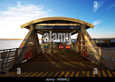 Liverpool UK, 5e janvier 2017. Entrée piétonnière à la Mersey Ferry dans le Pier Head Liverpool, Royaume-Uni Banque D'Images