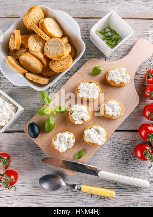 Vue de dessus du pain, biscottes grillées fine apéritifs avec du fromage cottage Banque D'Images