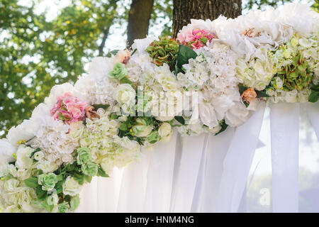 Mariage élément arches de fleurs blanches et roses close-up Banque D'Images