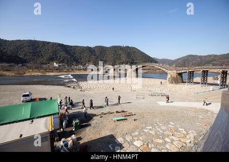 Le Kintai Bridge (錦帯橋 Kintai-kyō ?) est un pont en arc en bois historique, dans la ville d'Iwakuni, dans la préfecture de Yamaguchi, Japon. Banque D'Images