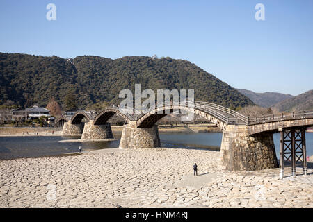 Le Kintai Bridge (錦帯橋 Kintai-kyō ?) est un pont en arc en bois historique, dans la ville d'Iwakuni, dans la préfecture de Yamaguchi, Japon. Banque D'Images