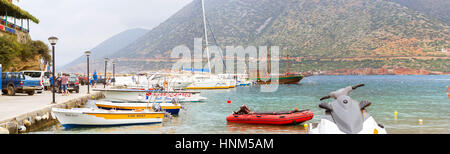 Bali, Grèce - 30 Avril 2016 : port avec les navires, bateaux et phare. Sur la mer à la baie. Bali est la destination de vacances resort, avec des Banque D'Images