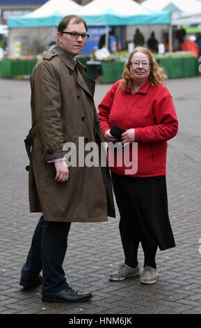 Candidat du travail Gareth Snell promenades à travers le centre-ville de Hanley à Stoke-on-Trent. Banque D'Images