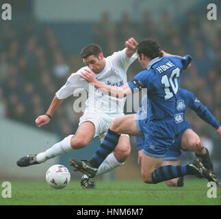 JOHN PEMBERTON et BARRY HORNE LEEDS UNITED V Everton FC 19 mars 1996 Banque D'Images