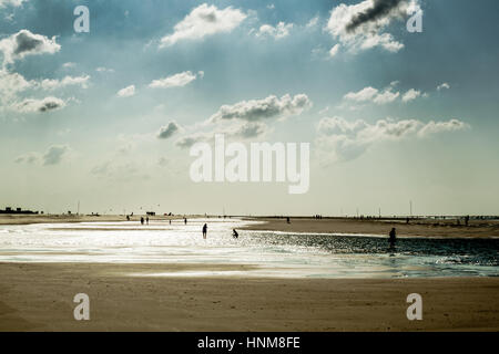 Les gens qui marchent sur la plage à la mer du Nord en Allemagne (Spiekeroog) Banque D'Images