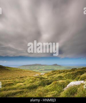 Vue sur les montagnes de la tourbière, lande et de la péninsule de Dingle, à partir de l'ouest du chemin d'en haut d'Reenconnell, comté de Kerry, Irlande Banque D'Images