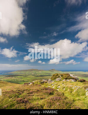 Vue sur les montagnes de la tourbière, lande et de la péninsule de Dingle, à partir de l'ouest du chemin d'en haut d'Reenconnell, comté de Kerry, Irlande Banque D'Images