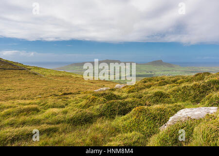 Vue sur les montagnes de la tourbière, lande et de la péninsule de Dingle, à partir de l'ouest du chemin d'en haut d'Reenconnell, comté de Kerry, Irlande Banque D'Images