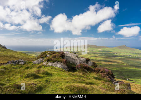 Vue sur les montagnes de la tourbière, lande et de la péninsule de Dingle, à partir de l'ouest du chemin d'en haut d'Reenconnell, comté de Kerry, Irlande Banque D'Images