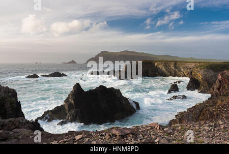 À l'égard de très tête Sybil mer agitée avec de beaux nuages, du sentier du littoral à Clogher, péninsule de Dingle, comté de Kerry, Irlande Banque D'Images