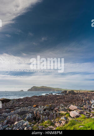 À l'égard de très tête Sybil mer agitée avec de beaux nuages, du sentier du littoral à Clogher, péninsule de Dingle, comté de Kerry, Irlande Banque D'Images