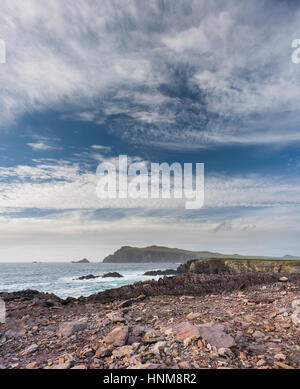 À l'égard de très tête Sybil mer agitée avec de beaux nuages, du sentier du littoral à Clogher, péninsule de Dingle, comté de Kerry, Irlande Banque D'Images