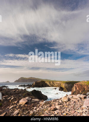 À l'égard de très tête Sybil mer agitée avec de beaux nuages, du sentier du littoral à Clogher, péninsule de Dingle, comté de Kerry, Irlande Banque D'Images