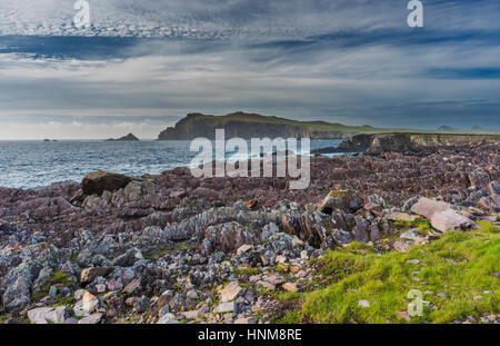 À l'égard de très tête Sybil mer agitée avec de beaux nuages, du sentier du littoral à Clogher, péninsule de Dingle, comté de Kerry, Irlande Banque D'Images