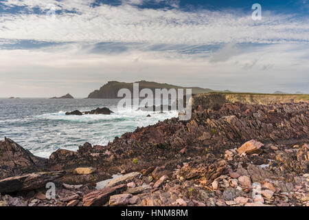 À l'égard de très tête Sybil mer agitée avec de beaux nuages, du sentier du littoral à Clogher, péninsule de Dingle, comté de Kerry, Irlande Banque D'Images