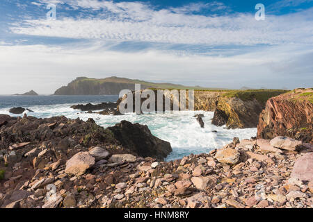 À l'égard de très tête Sybil mer agitée avec de beaux nuages, du sentier du littoral à Clogher, péninsule de Dingle, comté de Kerry, Irlande Banque D'Images