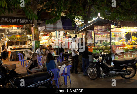 Les gens sur la rue 11 à Siem Reap - Cambodge Banque D'Images