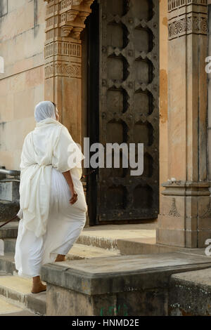 Jain nun sur le pèlerinage à la sainte palitana haut dans l'état du Gujarat en Inde Banque D'Images