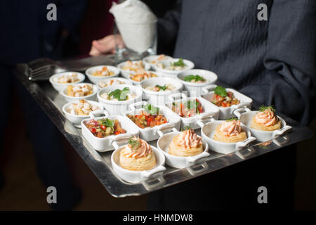 Une offre avec un bac d'en-cas à l'occasion d'un banquet Banque D'Images