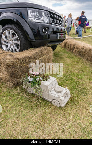 Land Rover miniature pot plante sur le stand Land Rover à l'Anglesey Show avec une découverte Banque D'Images