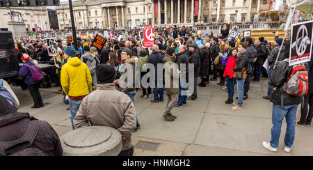 Les foules à Trafalgar Square Londres, à l'écoute des orateurs au cnd "Trident" stop rallye. Banque D'Images