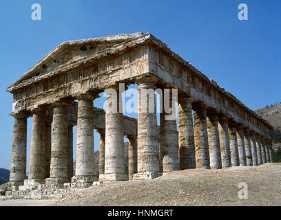 La Sicile. Temple de Ségeste. Construit ca. 420 BC. De style dorique. La province de Trapani. L'Italie. Banque D'Images