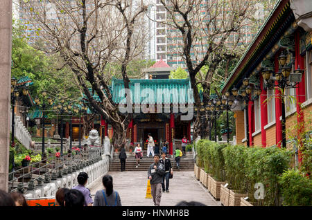 De monde cour du Temple Wong Tai Sin à Hong Kong. Banque D'Images