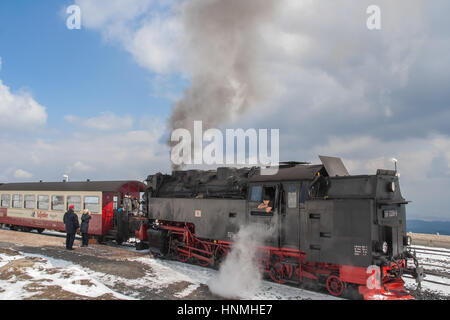 Les passagers à bord du train à vapeur historique dans le Harz, Allemagne Banque D'Images