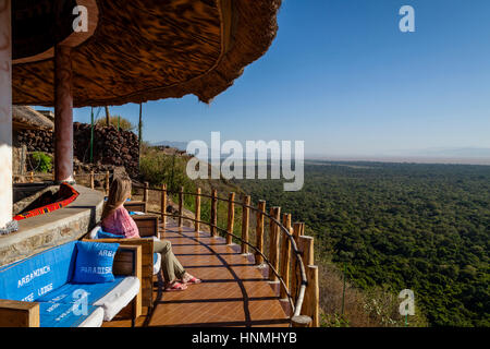 A Middle aged Woman examine les vues depuis la terrasse de l'Hôtel Paradise Lodge, Arba Minch, Ethiopie Banque D'Images