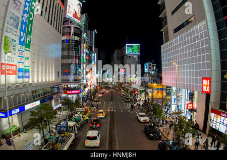 Paysage urbain de nuit à la station de Shinjuku de Tokyo au Japon. Banque D'Images