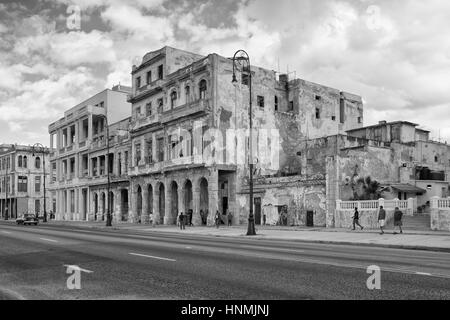 La Havane, Cuba - Janvier 21,2017 : La Havane Malecon. Le Malecon (officiellement l'Avenida de Maceo) est une vaste esplanade, chaussée et de l'érection qui s'étend sur Banque D'Images